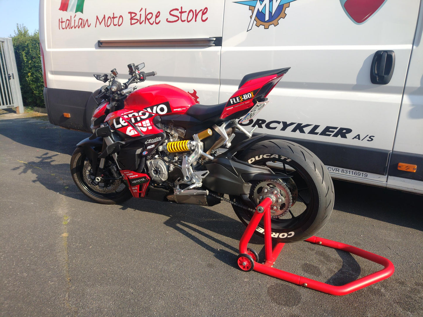 Ducati Streetfighter V2