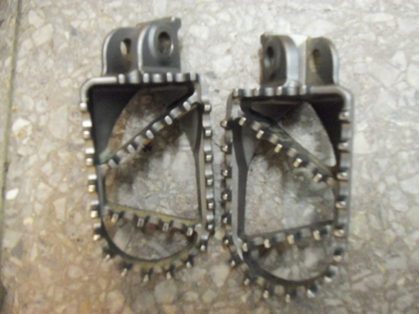 Adjustable foot pegs