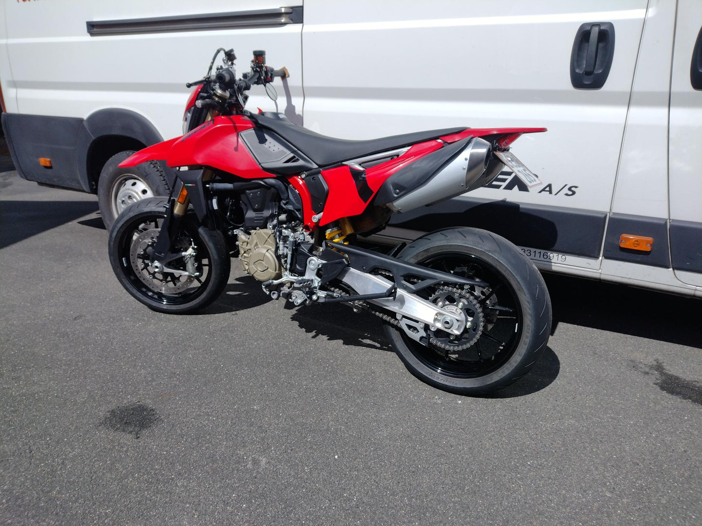 Ducati Hypermotard 698