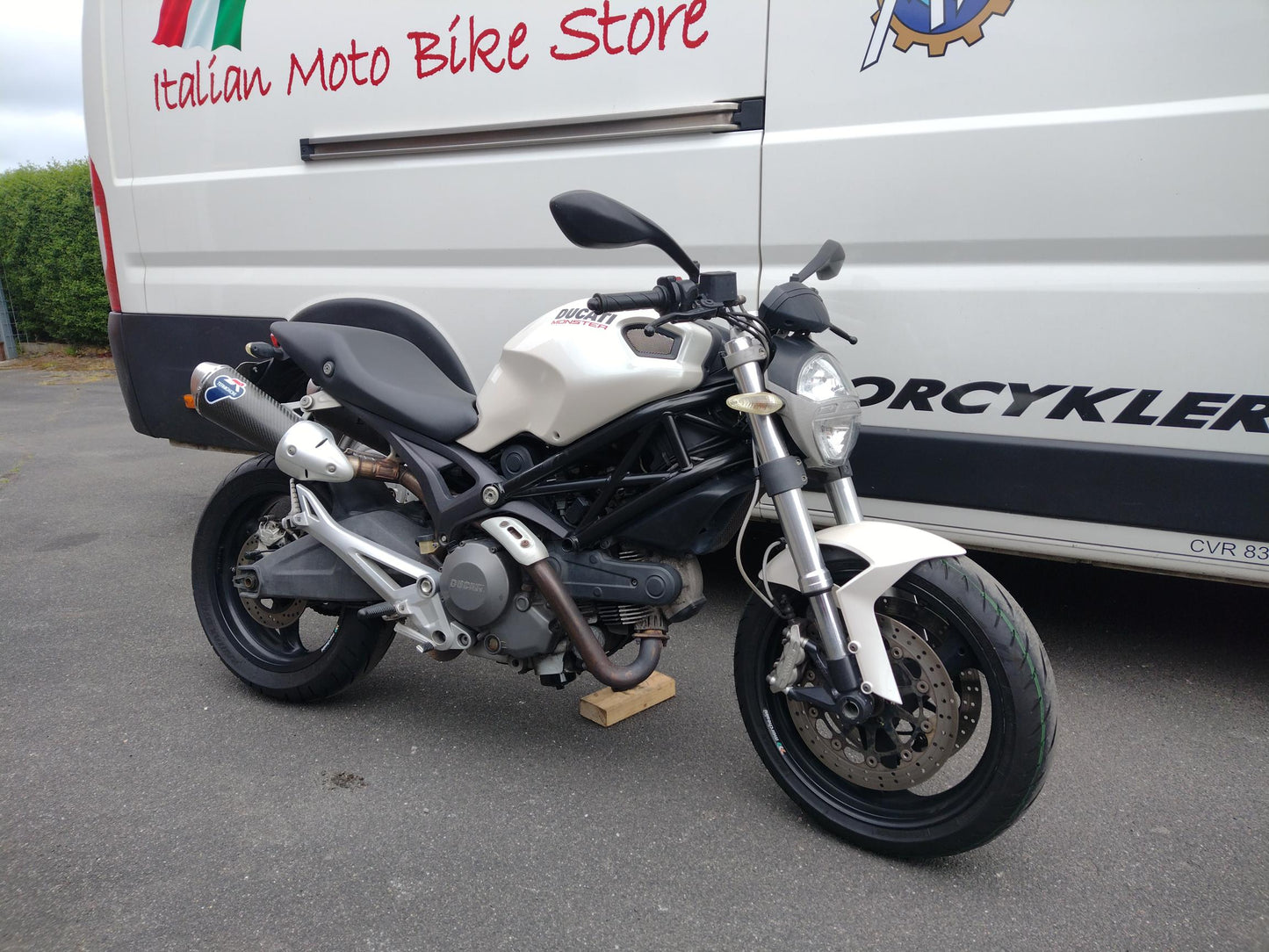 Ducati Monster 696
